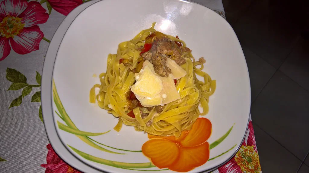 tagliatelle salsiccia e peperoni